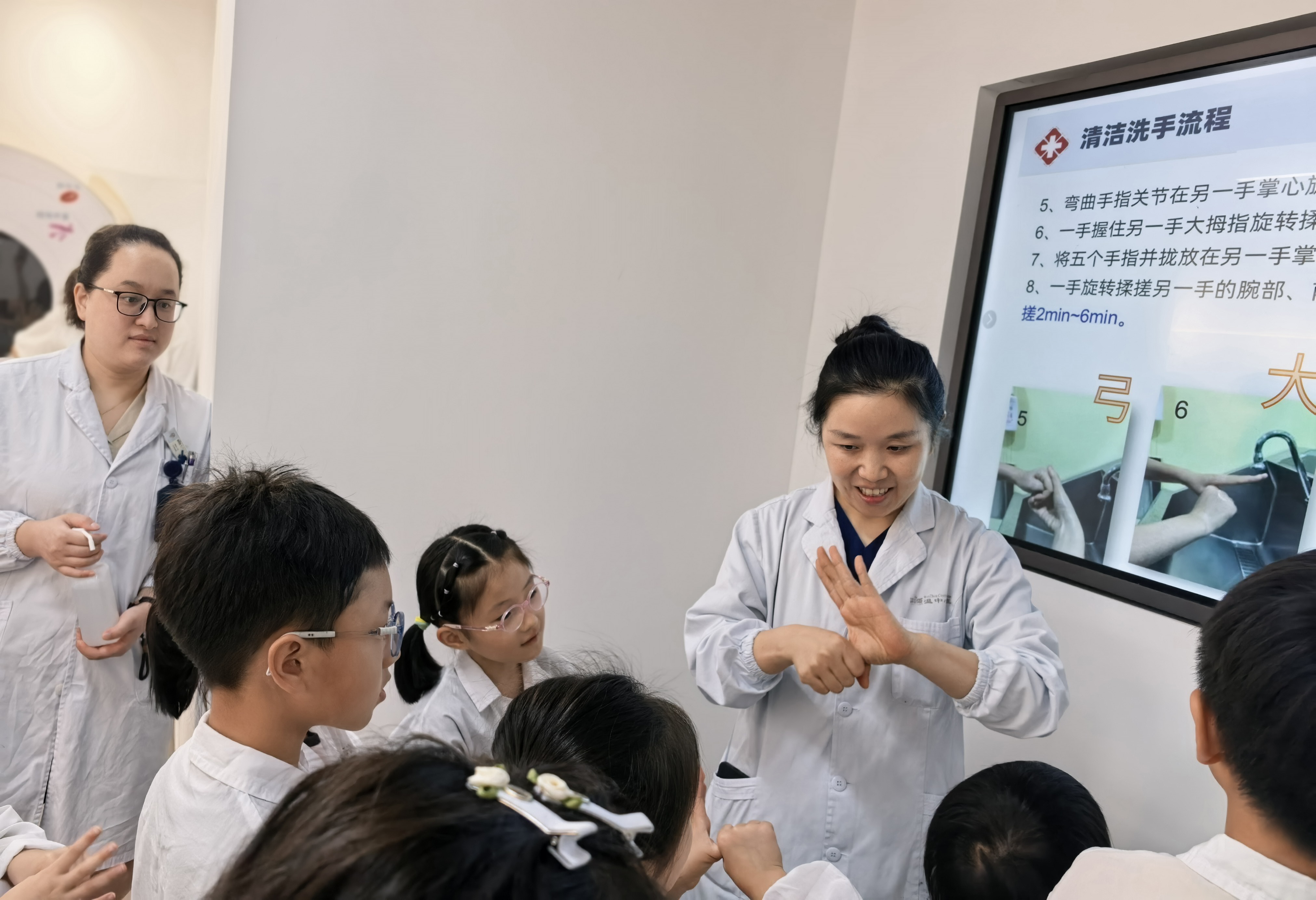 讲解七步洗手法.jpg